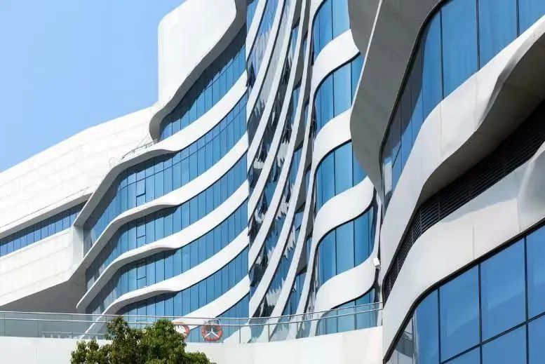 白色鋁板搭配藍(lán)色幕墻，恰似藍(lán)海白浪~