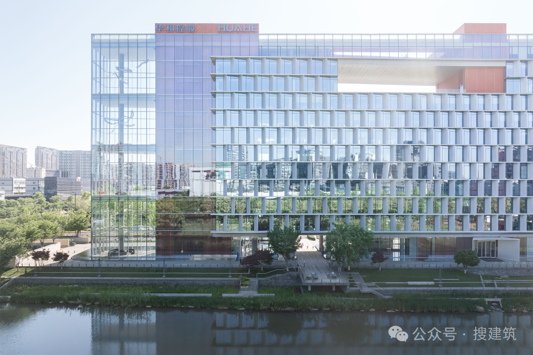 創(chuàng)新辦公：因地制宜，用長度換高度，穿孔鋁板的外立面設(shè)計(jì)